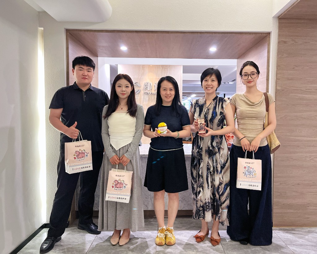 万物闪闪与椰语堂团队合影